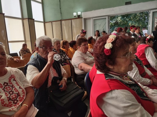 15 певчески и танцови състава се включиха в първия Национален фестивал „Тракия пее и танцува”