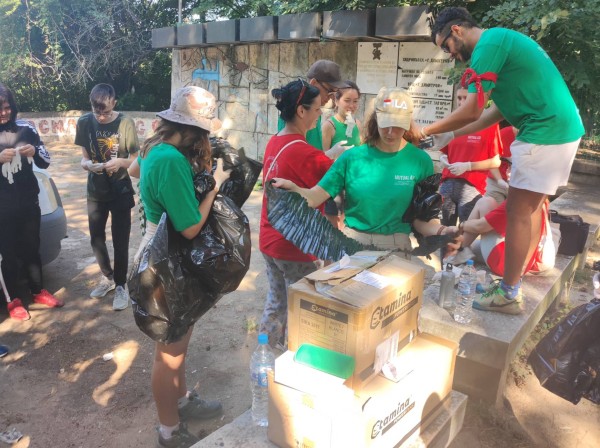 Доброволци събраха над 70 чувала боклук край язовира