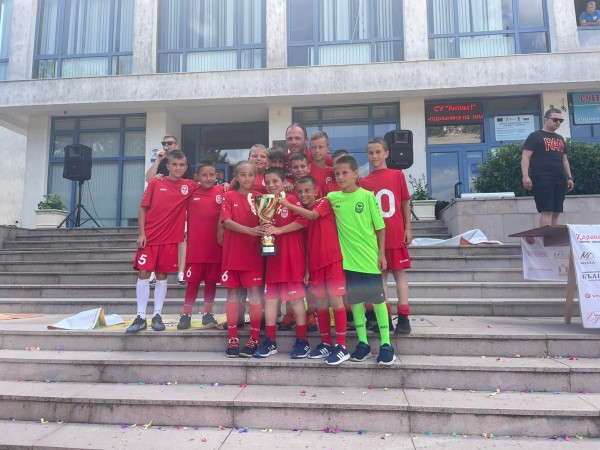 Малките Рози, набор 2012–2013 г., станаха шампиони на шампионите в Златоград