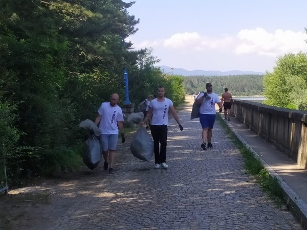 Доброволци събраха над 70 чувала боклук край язовира