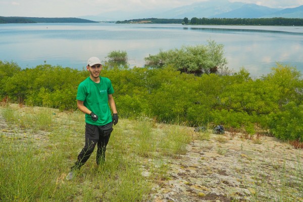 Доброволци събраха над 70 чувала боклук край язовира