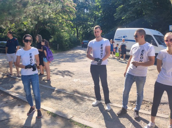 Доброволци събраха над 70 чувала боклук край язовира