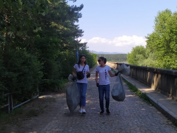 Доброволци събраха над 70 чувала боклук край язовира