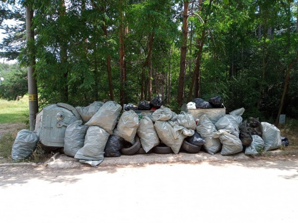 Доброволци събраха над 70 чувала боклук край язовира