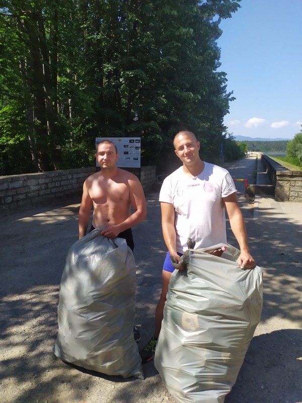 Доброволци събраха над 70 чувала боклук край язовира