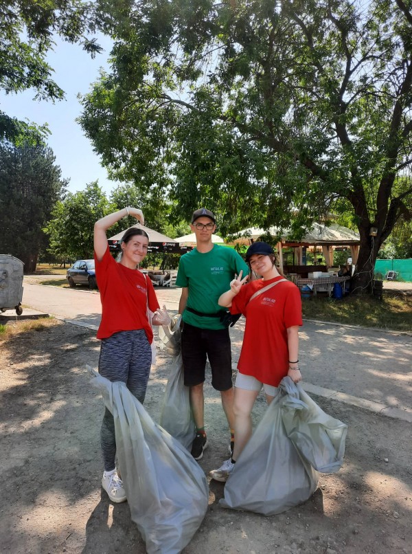 Доброволци събраха над 70 чувала боклук край язовира