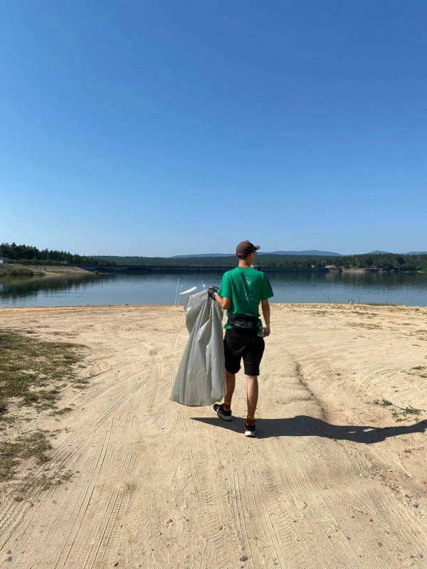 Доброволци събраха над 70 чувала боклук край язовира