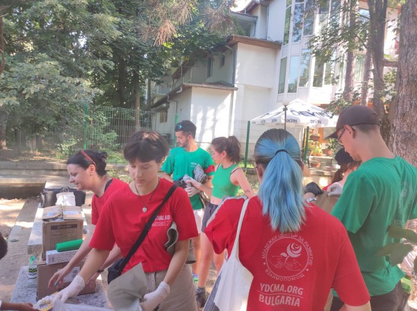 Доброволци събраха над 70 чувала боклук край язовира