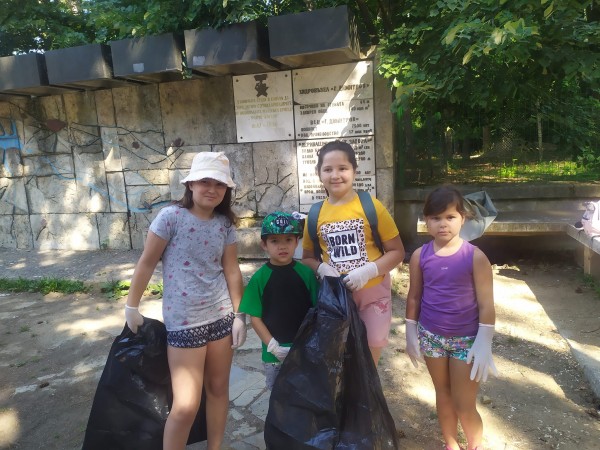 Доброволци събраха над 70 чувала боклук край язовира