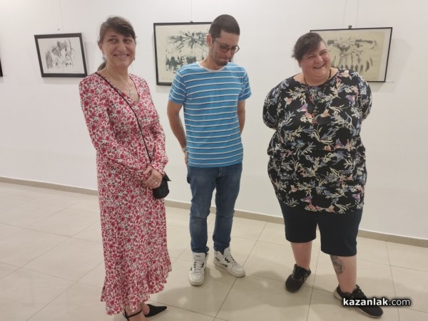 Откриха изложбата “Момичето в другата стая“ на художника Деян Карагогов