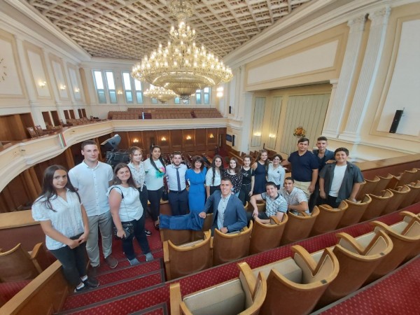 Младежки общински съвет - Казанлък посети Народното събрание 