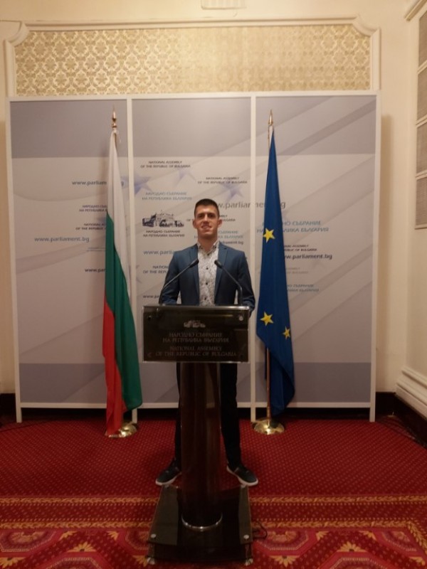 Младежки общински съвет - Казанлък посети Народното събрание 