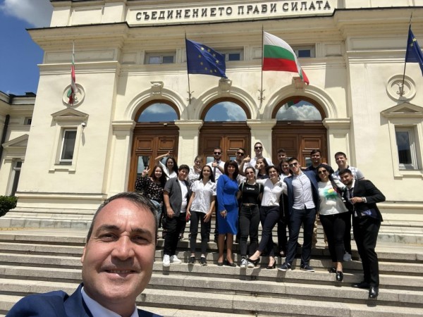 Младежки общински съвет - Казанлък посети Народното събрание 