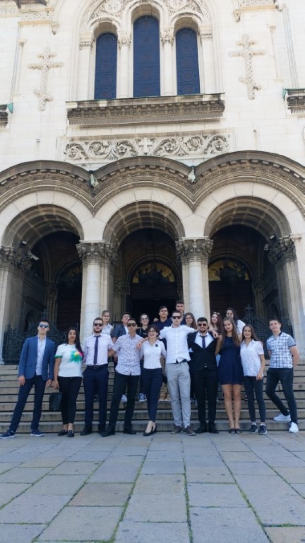 Младежки общински съвет - Казанлък посети Народното събрание 