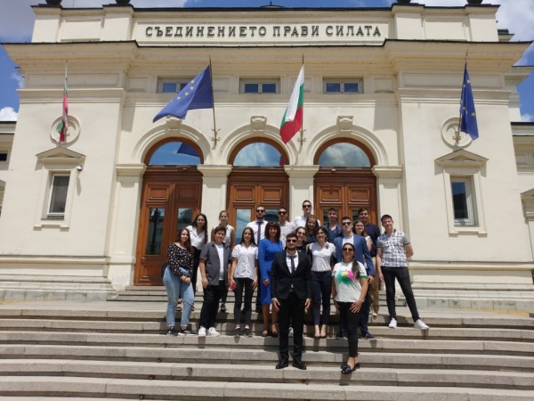 Младежки общински съвет - Казанлък посети Народното събрание 