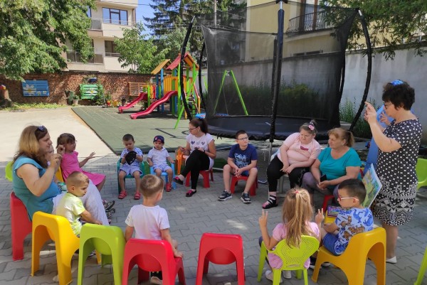 Всеки петък “Бъдеще за децата“ и библиотеката с лятна читалня на открито