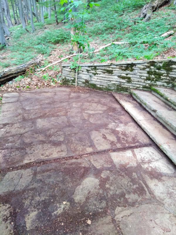 Екипът на хотел Еделвайс почисти забравената от десетки години пътека до паметника Бузлуджа