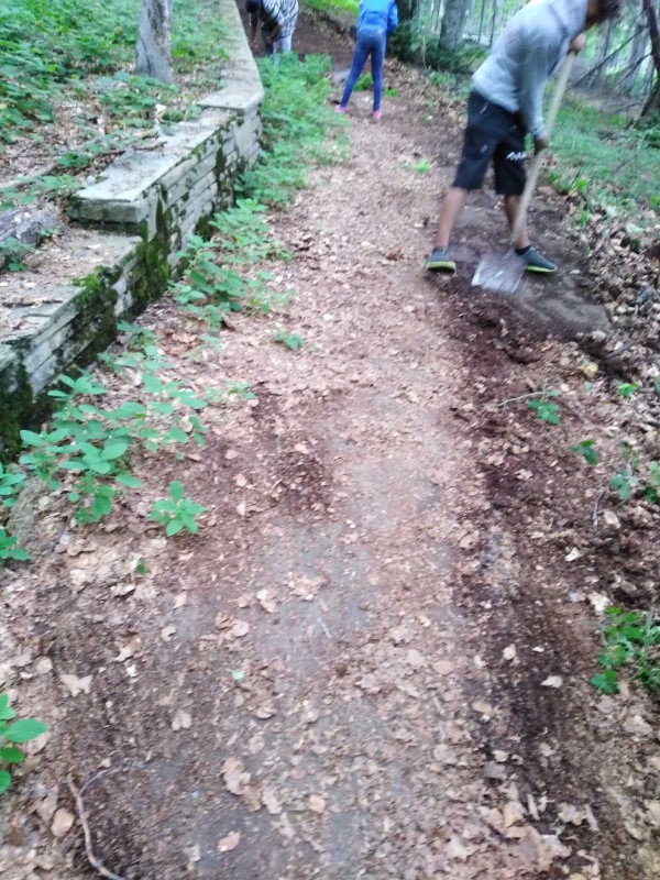 Екипът на хотел Еделвайс почисти забравената от десетки години пътека до паметника Бузлуджа