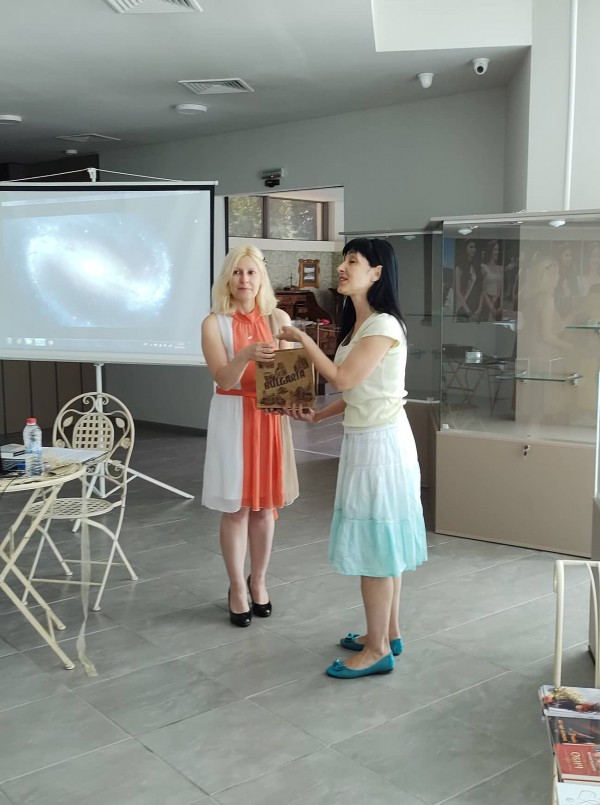 Казанлъшката публика посрещна топло авторката Ивелина Радионова