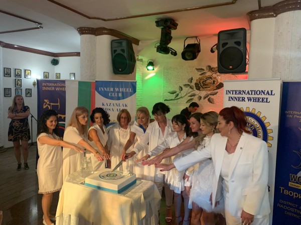 Клуб “Роза Алба“ постави началото си в Казанлък