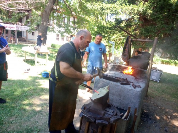 Ковачи, ножари и сарачи показаха умения на II ножарски събор в Шипка