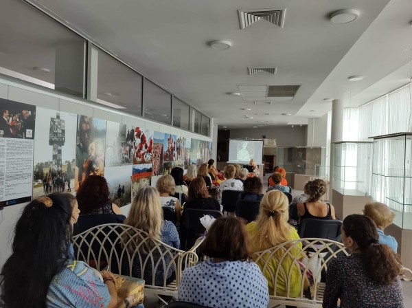 Казанлъшката публика посрещна топло авторката Ивелина Радионова