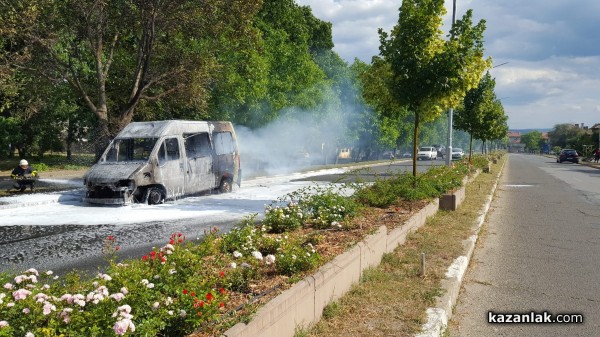Бус гори до северния парк в Казанлък – движението е блокирано