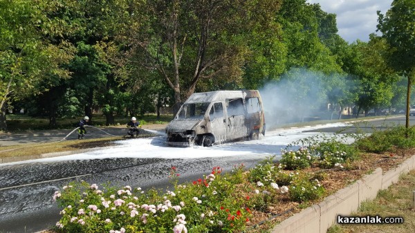 Бус гори до северния парк в Казанлък – движението е блокирано