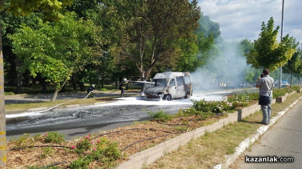 Бус гори до северния парк в Казанлък – движението е блокирано