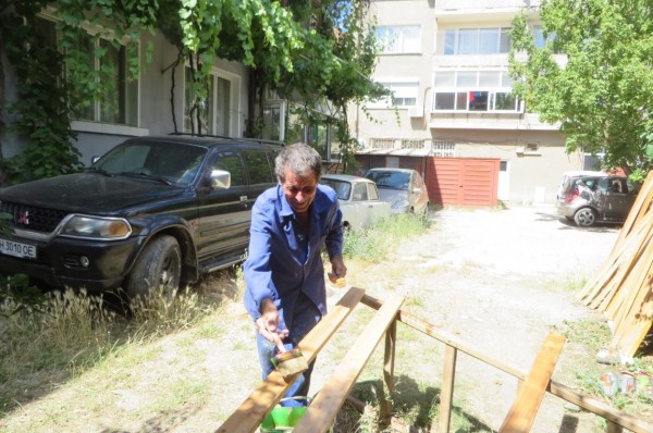 ТД “Орлово гнездо“ започна ремонта на масите и пейките на заслона на Саръяр