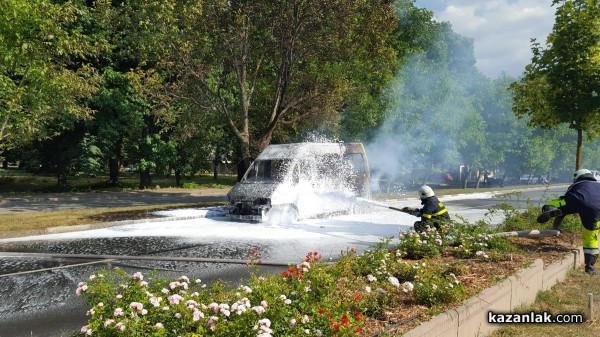 Бус гори до северния парк в Казанлък – движението е блокирано