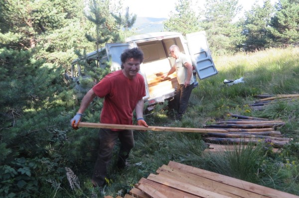 ТД “Орлово гнездо“ започна ремонта на масите и пейките на заслона на Саръяр