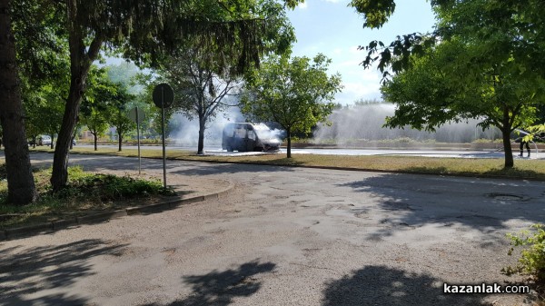 Бус гори до северния парк в Казанлък – движението е блокирано