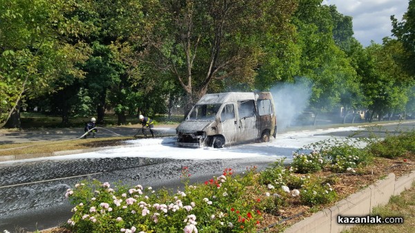 Бус гори до северния парк в Казанлък – движението е блокирано