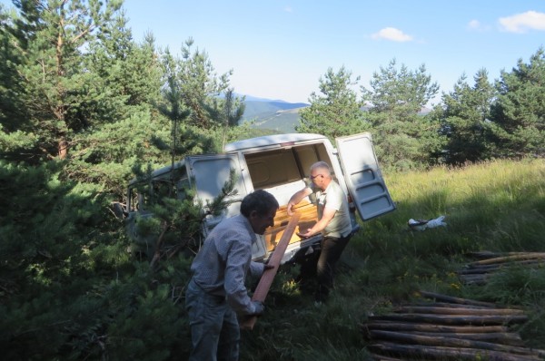 ТД “Орлово гнездо“ започна ремонта на масите и пейките на заслона на Саръяр