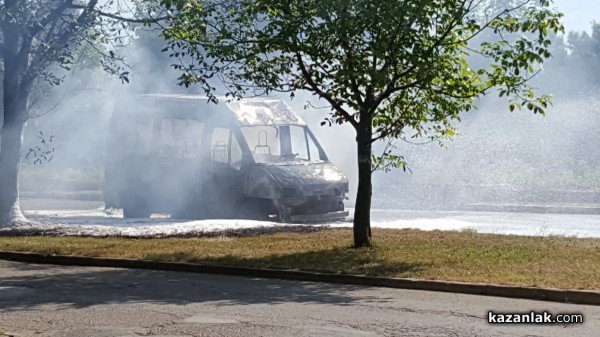 Бус гори до северния парк в Казанлък – движението е блокирано