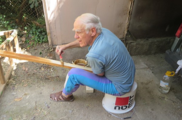 ТД “Орлово гнездо“ започна ремонта на масите и пейките на заслона на Саръяр