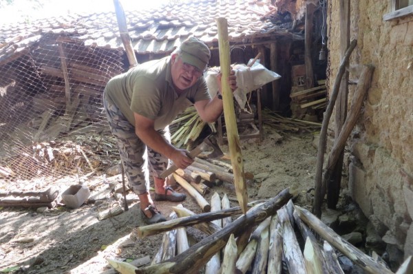 ТД “Орлово гнездо“ започна ремонта на масите и пейките на заслона на Саръяр