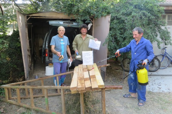 ТД “Орлово гнездо“ започна ремонта на масите и пейките на заслона на Саръяр