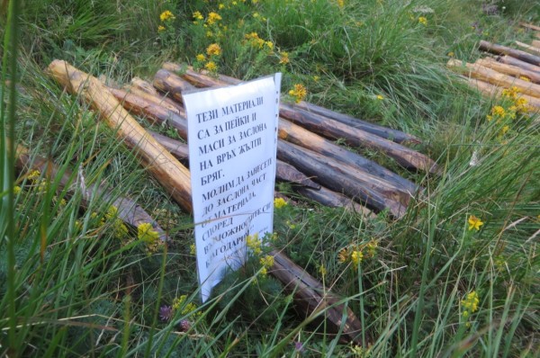 ТД “Орлово гнездо“ започна ремонта на масите и пейките на заслона на Саръяр