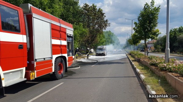 Бус гори до северния парк в Казанлък – движението е блокирано