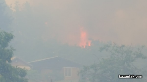 Голям пожар гори в източния край на Казанлък/ОБНОВЕНА