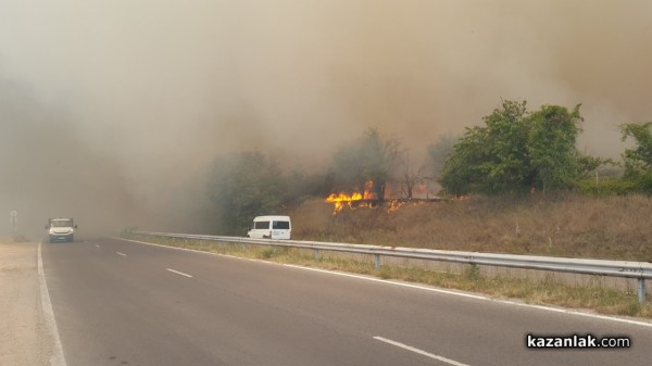 Голям пожар гори в източния край на Казанлък/ОБНОВЕНА