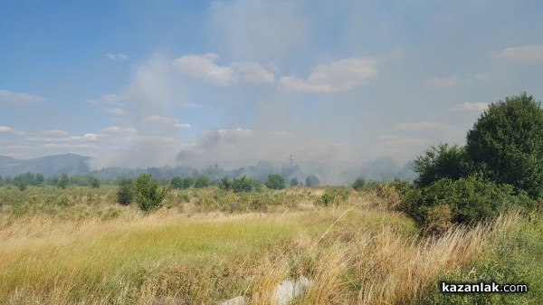 Втори пожар лумна в Казанлък, този път северно от Института по розата / ОБНОВЕНА