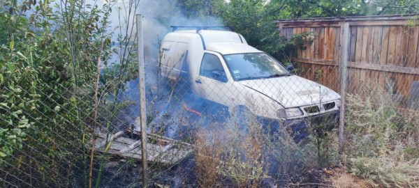 Кола и постройка изгоряха. Пожарът засегна и съседен имот