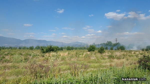 Втори пожар лумна в Казанлък, този път северно от Института по розата / ОБНОВЕНА