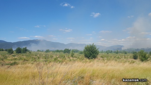 Втори пожар лумна в Казанлък, този път северно от Института по розата / ОБНОВЕНА