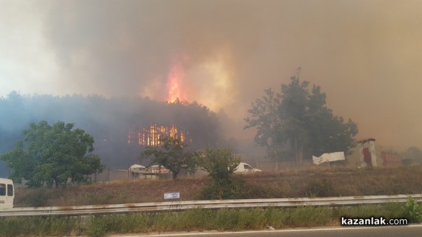 Голям пожар гори в източния край на Казанлък/ОБНОВЕНА