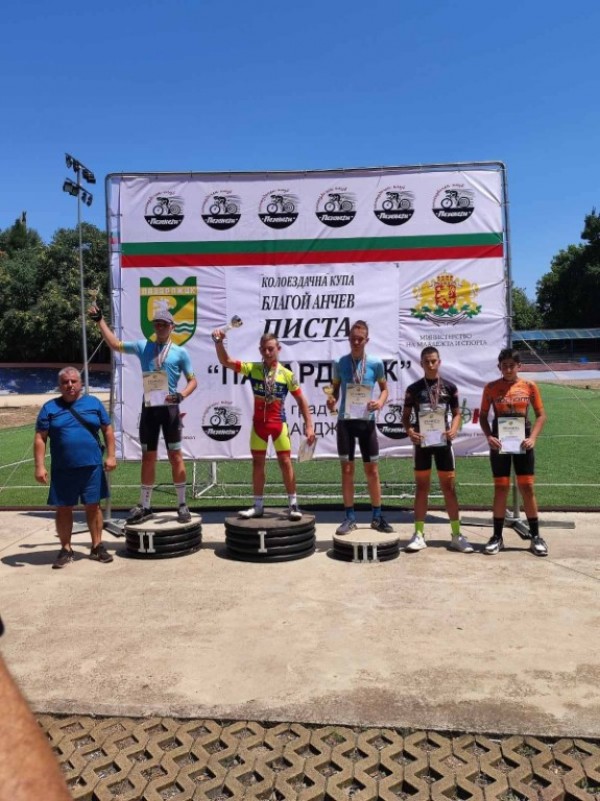 Казанлъшките колоездачи станаха вицешампиони на България за 2022 г.