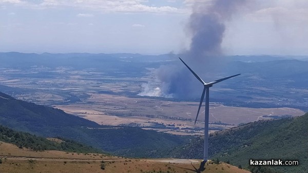 Голям пожар гори в източния край на Казанлък/ОБНОВЕНА